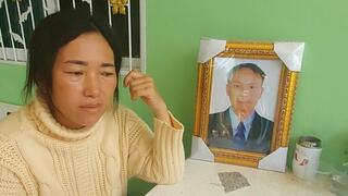תאילנד אלמנתו של וויראוואט קרונבוריראק עם תמונת בעלה עובדים תאילנדים נהרגו מפגיעת רקטה