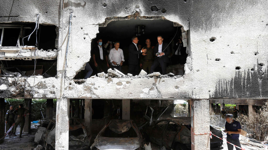 גבי אשכנזי ושרי החוץ של גרמניה, צ'כיה וסלובקיה מבקרים בבניין בו פגעה רקטה