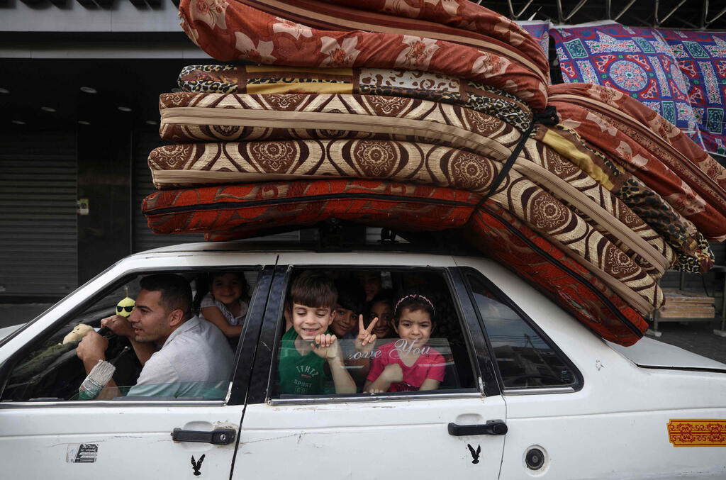 Семья в Газе возвращается домой 