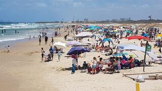מטיילים בחוף בית ינאי