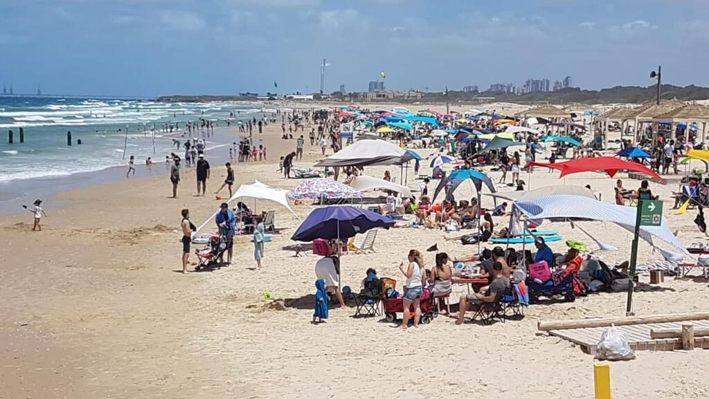 מטיילים בחוף בית ינאי