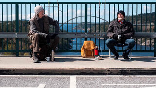 אחים נפגשים ב גשר על ה גבול בין שבדיה ל נורבגיה קורונה