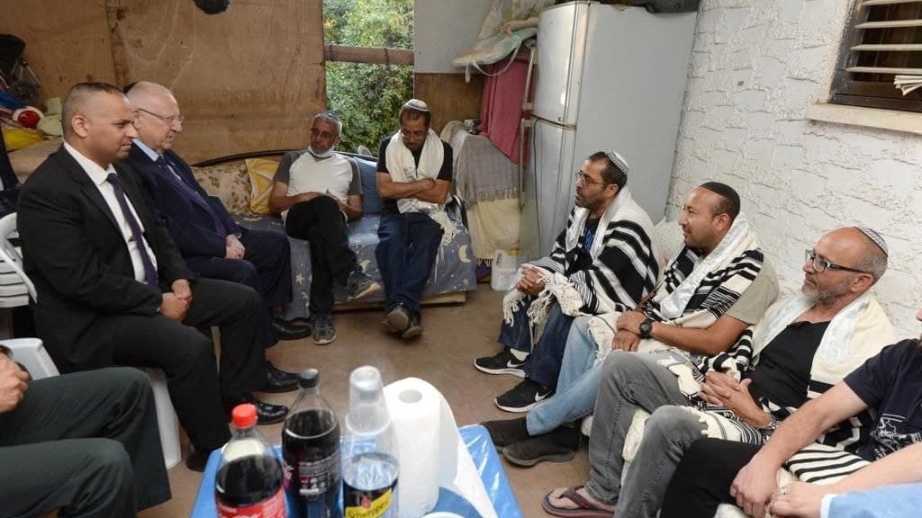 President Reuven Rivin makes a condolence call to the family of murder victim Yigal Yehoshua last month (Photo: GPO) נשיא המדינה ראובן ריבלין בביקור תנחומים בביתו של יגאל יהושע שנרצח בלינץ' בלוד