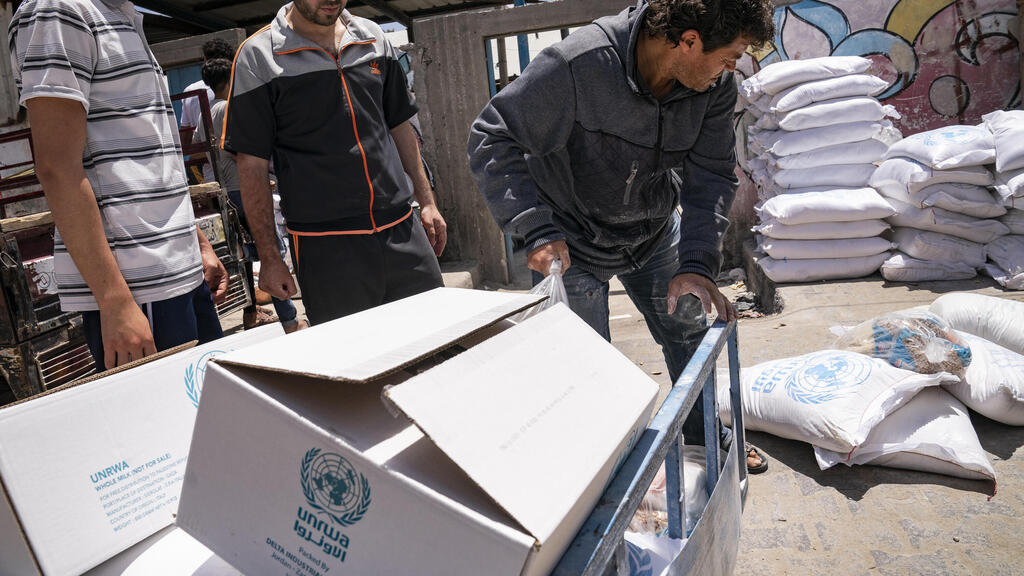 UNRWA delivers  food to Gaza residents