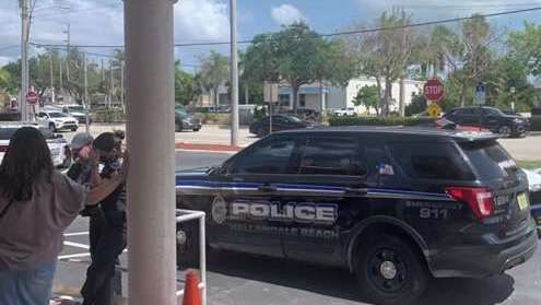 Police outside the synagogue in Hallandale Beach, Florida 