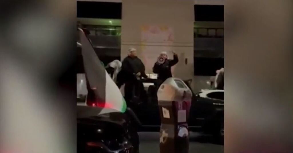 Pro-Palestinian rioters attacking Jewish diners in Los Angeles