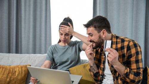 Кредитные карты (Фотоиллюстрация: shutterstock) Женщина шок кредитная карта