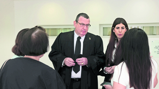 עו"ד איתן ארז, עם חלק ממשקיעי בן ארי בדיון בבית המשפט