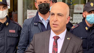 שגריר ישראל באיטליה דרור אידר מחוץ לבית החולים לילדים בו מאושפז איתן בירן