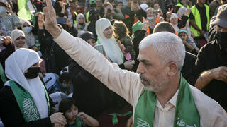 מנהיג חמאס יחיא סינוואר בטקס לזכר הרוגי סבב הלחימה האחרון בעזה