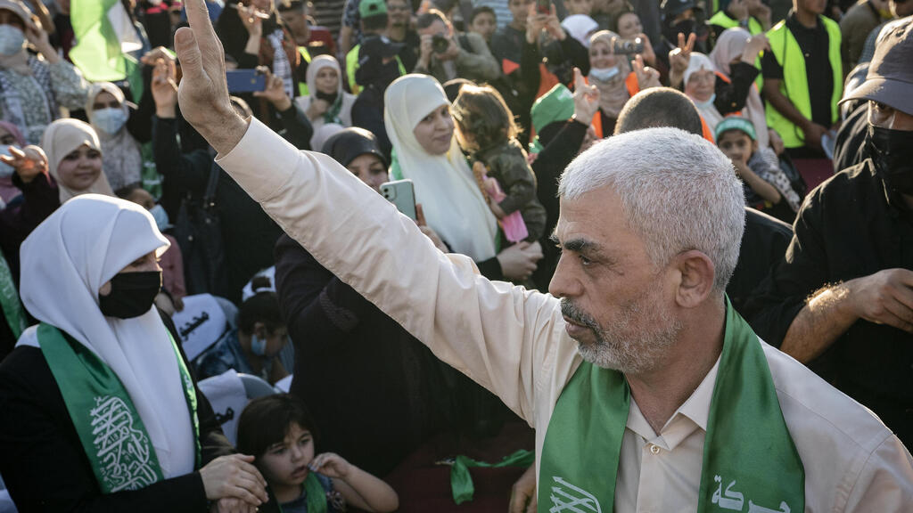 מנהיג חמאס יחיא סינוואר בטקס לזכר הרוגי סבב הלחימה האחרון בעזה