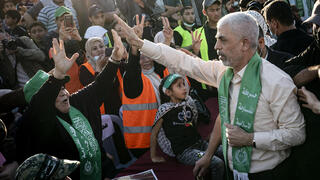 מנהיג חמאס יחיא סינוואר בטקס לזכר הרוגי סבב הלחימה האחרון בעזה