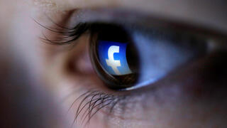 השתקפות של לוגו פייסבוק