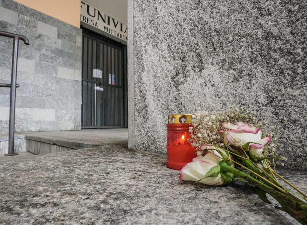 איטליה בבוקר שאחרי תאונת הרכבל- פרחים מחוץ לתחנת יציאת הרכבל