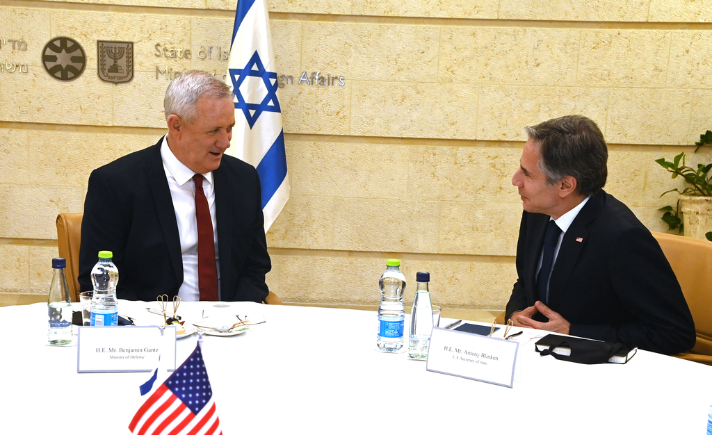 Defense Minister Benny Gantz meeting with U.S. Secretary Antony Blinken last May in Jerusalem (Photo: Matty Stern / U.S. Embassy Jerusalem) שר הביטחון בני גנץ עם אנתוני בלינקן מזכיר המדינה של ארה"ב