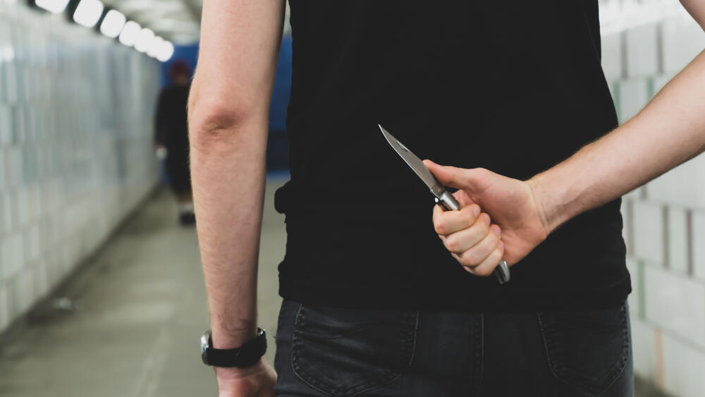 парень нож улица 