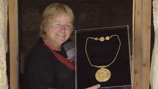 ד"ר אילת מזר עם מדליון זהב עם מנורה