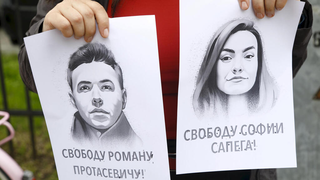 הפגנה מול שגרירות  בלארוס ב לטביה עם תמונות רומן פרוטסביץ' וחברתו סופיה ספגה