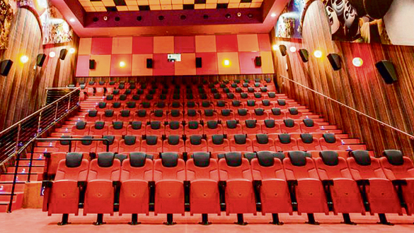 Зрительный зал в кинотеатре 