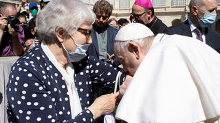 ה אפיפיור נישק את המספר על ידה של ניצולת ה שואה 