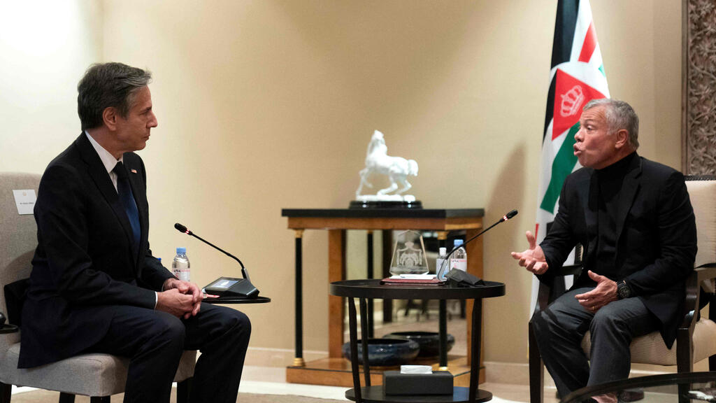 US Secretary of State Antony Blinken (L) meets with Jordan's King Abdullah II at Bayt Al-Urdon in the Jordanian capital Amman 