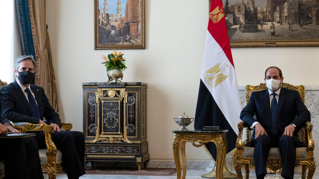 Egyptian President Abdel Fattah al-Sisi (R) meeting with US Secretary of State Anthony Blinken (L) in Cairo, Egypt, 26 May 202