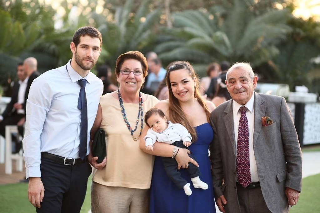 Погибшая семья: Амит, Таль, малыш Том, дедушка Ицхак и его супруга Барбара (Фото: семейный альбом) עמית, טל ובנם הקטן טום נהרגו יחד עם סבה יצחק ואשתו ברברה באיטליה