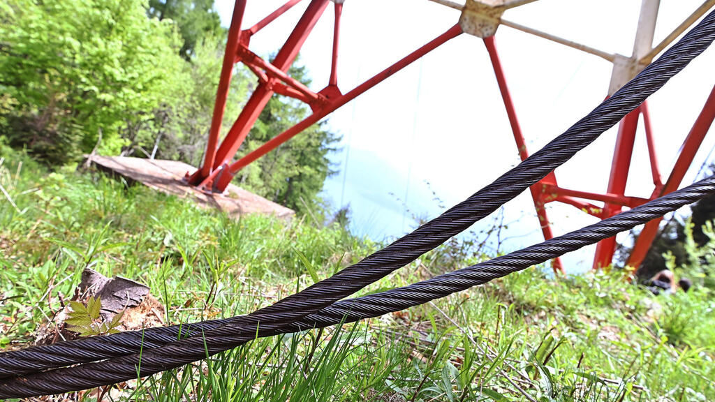 Оборванный трос (Фото: EPA) זירת התרסקות הרכבל באיטליה