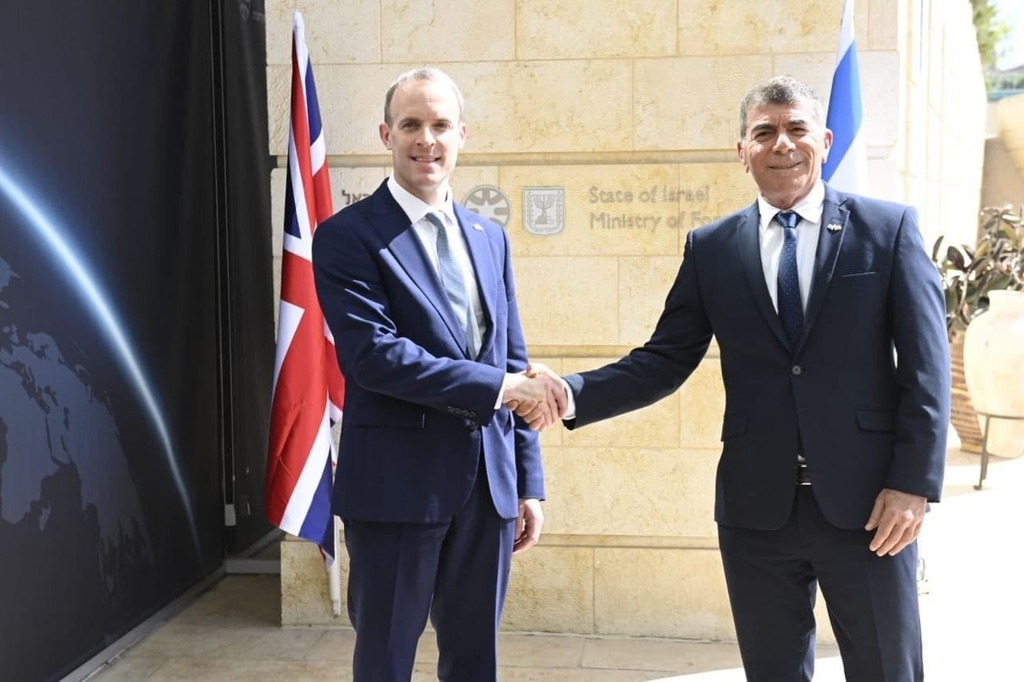 שר החוץ גבי אשכנזי בפגישה עם שר החוץ הבריטי דומיניק ראב