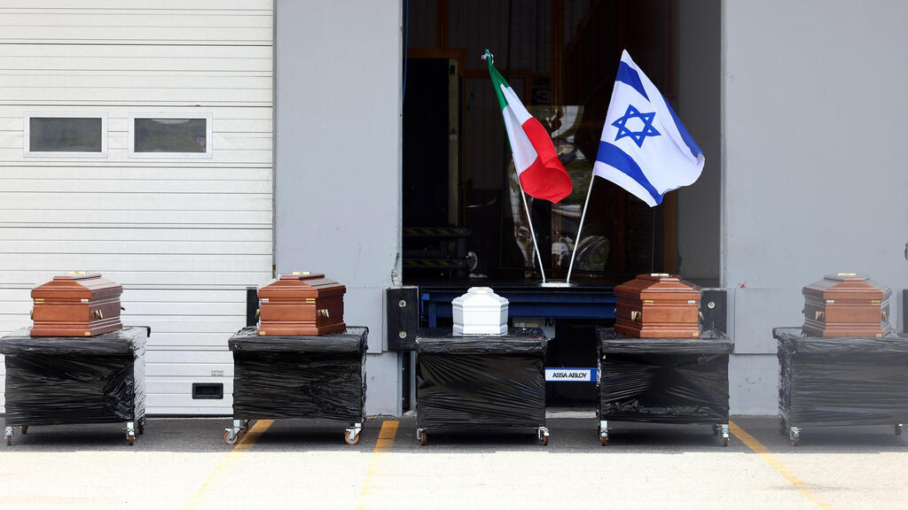 Гробы с телами погибших израильтян. Фото: ЕРА ארונות ההרוגים באיטליה