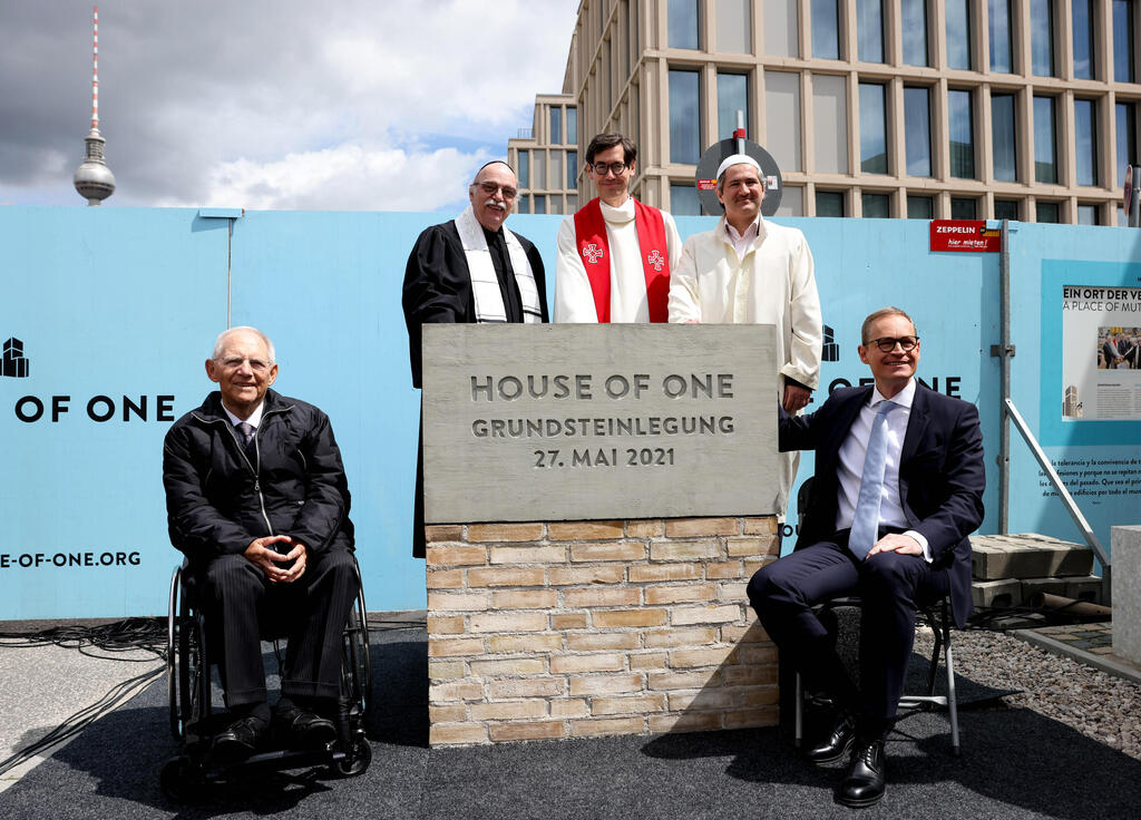 (L-R) President of the German parliament Bundestag, Wolfgang Schaeuble, Rabbi Andreas Nachama, Pastor Gregor Hohberg, Imam Kadir Sanci and Berlin Governing Mayor Michael Mueller pose for a group photo during the laying of the foundation stone ceremony for the multi-religious 'House of One' building in Berlin 