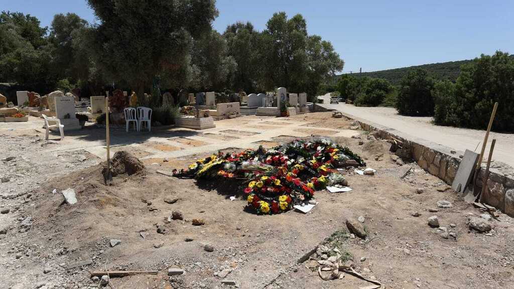 Место захоронения родителей и брата Эйтана в Израиле חלקת קברם של עמית טל וטום בירן ז"ל אשר נהרגו באסון הרכבל באיטליה