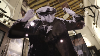 גזיר קרטון עם תמונת ילד יהודי מרים ידיים