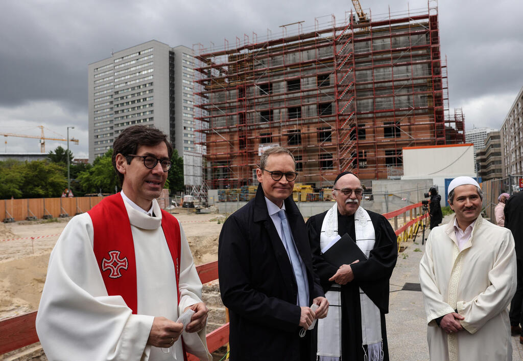 (L-R) Pastor Gregor Hohberg, Berlin Governing Mayor Michael Mueller, Rabbi Andreas Nachama and Imam Kadir Sanci pose for a group photo during the laying of the foundation stone ceremony for the multi-religious 'House of One' building in Berlin 