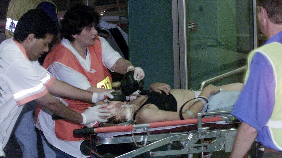 Эвакуация пострадавших с места теракта у Дельфинариума (Фото: Шауль Голан) Эвакуация пострадавших с места теракта у Дельфинариума