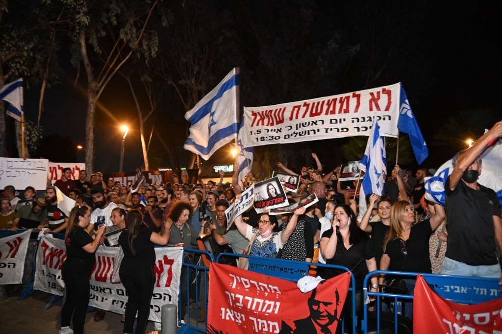 הפגנה של תומכי ימין ושמאל מול ביתה של איילת שקד
