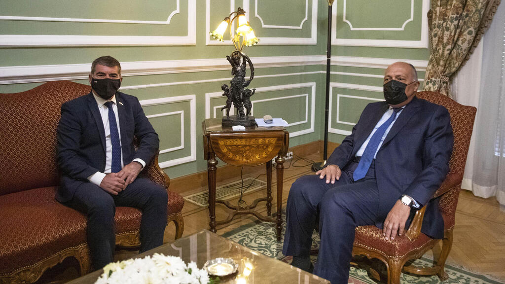 Foreign Minister Gabi Ashkenazi with his Egyptian counterpart Sameh Shoukry in Cairo earlier this week (Photo: AP) שר החוץ גבי אשכנזי גבי אשכנזי פגישה עם שר החוץ של מצרים סאמח שוכרי