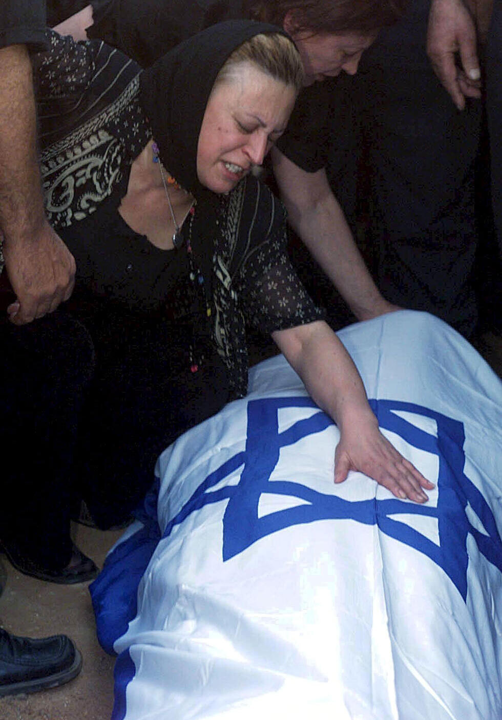 На похоронах жертвы теракта (Фото: Шауль Голан для "Едиот ахронот") На похоронах жертвы теракта