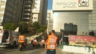 גבר נפצע אנוש במכון כושר בקניון בגבעתיים