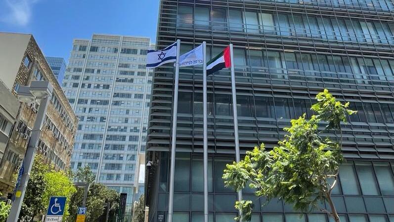 לראשונה הונף דגל איחוד האמירויות בבניין הבורסה לניירות ערך בתל אביב