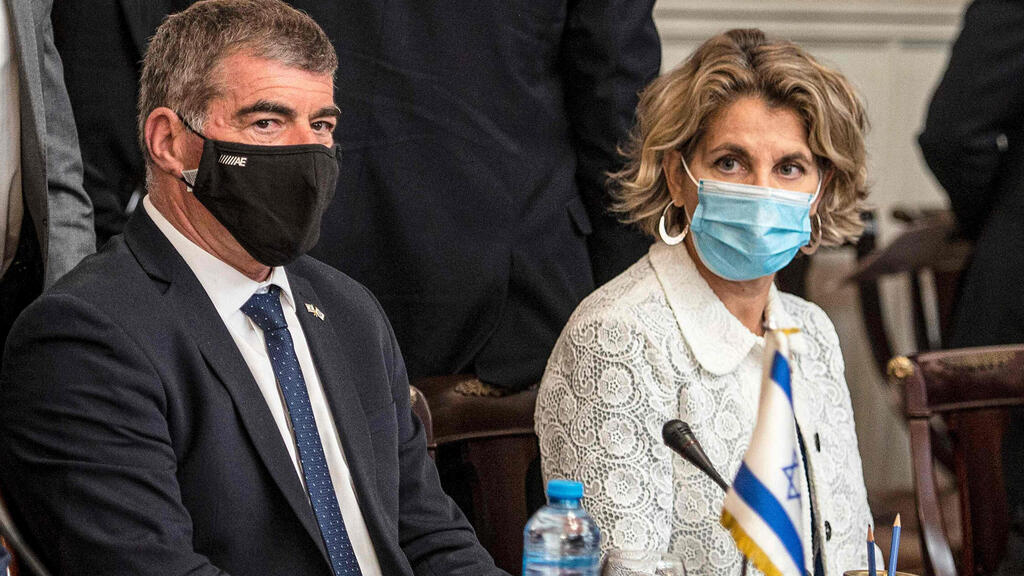 Foreign Minister Gabi Ashkenazi and Israeli ambassador to Egypt Amira Oron during the minister's visit to Cairo earlier this week (Photo: AFP) שר החוץ גבי אשכנזי גבי אשכנזי פגישה עם שר החוץ של מצרים סאמח שוכרי