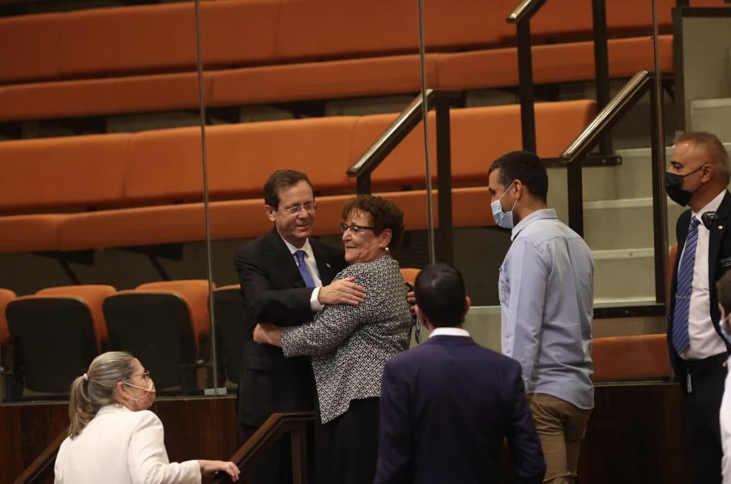 המועמדים לנשיאות מתחבקים בכניסה למליאת הכנסת