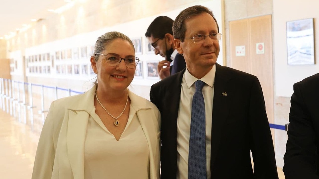 יצחק הרצוג ואשתו מיכל מגיעים לכנסת לקראת הבחירות לנשיאות