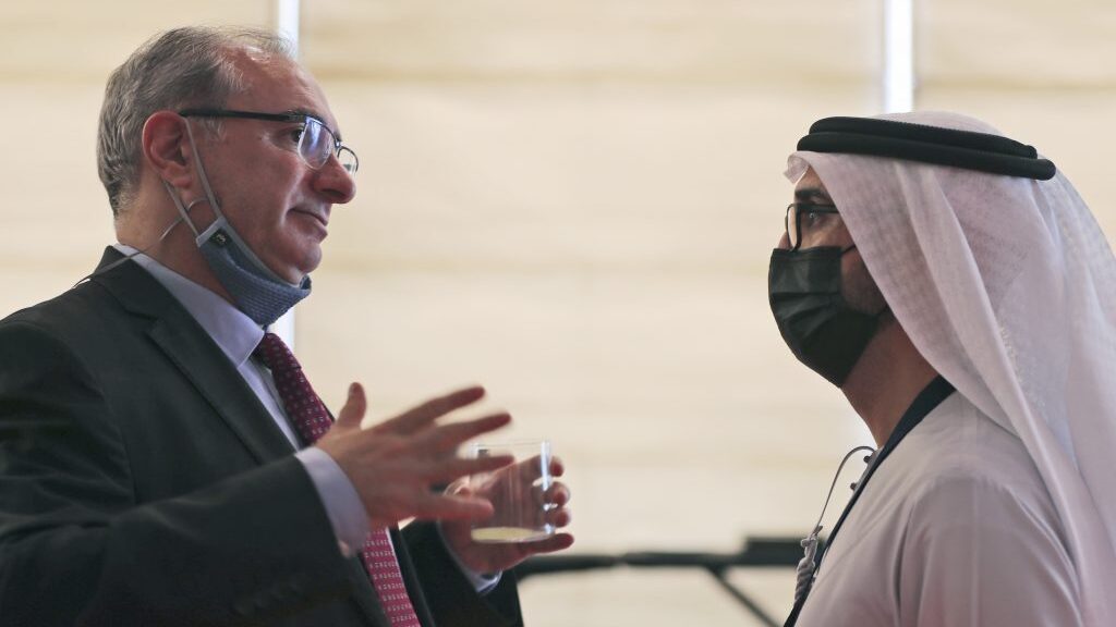 Israel’s ambassador to the UAE, Eitan Na’eh (L.), talks with an Emirati official during the Global Investment Forum in Dubai