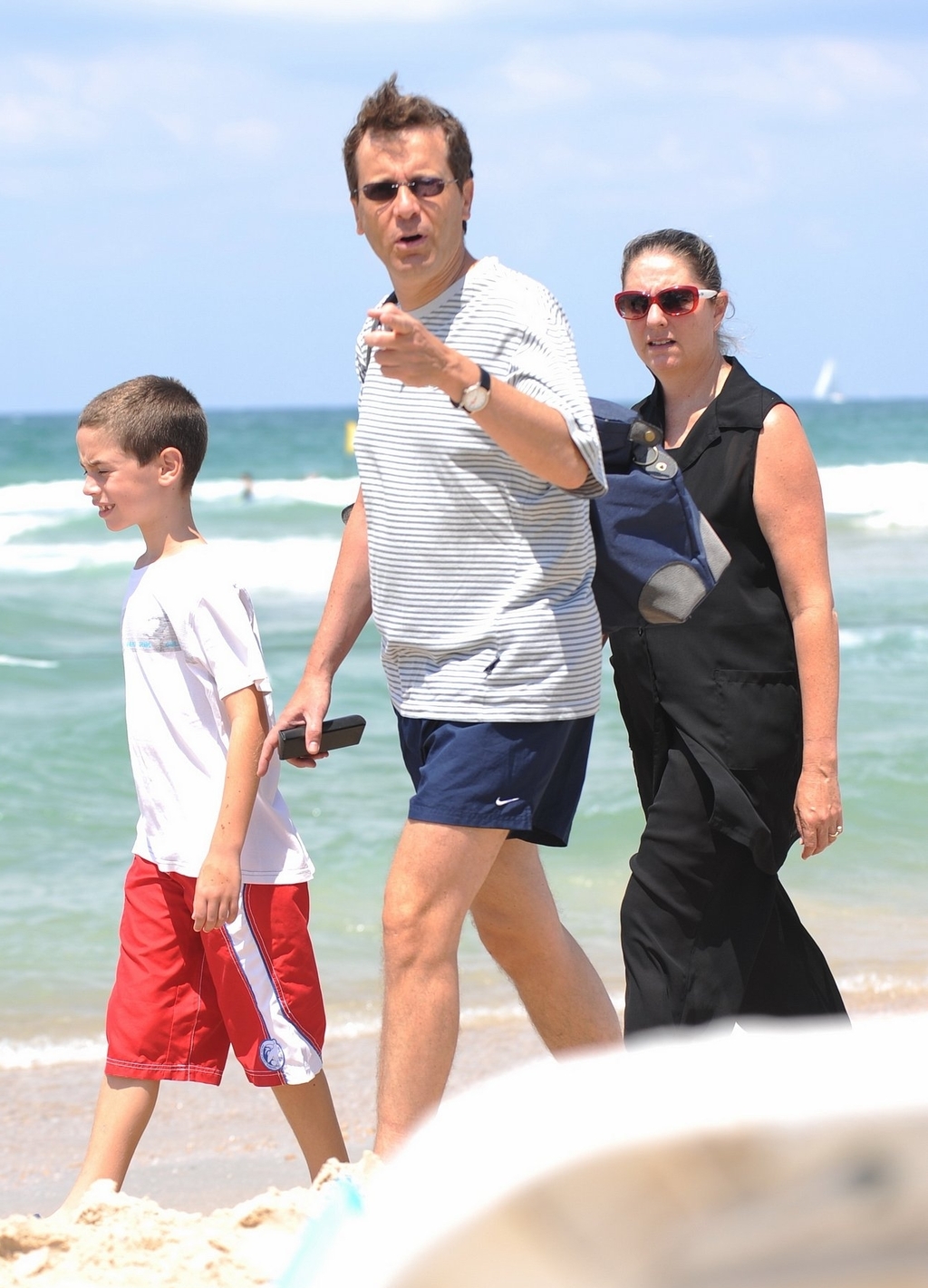 יצחק הרצוג ומיכל הרצוג עם בנם בחוף הרצליה ב2009
