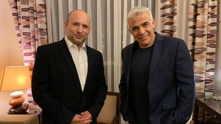 יאיר לפיד ונפתלי בנט לאחר חתימת ההסכם להרכבת ממשלה חדשה