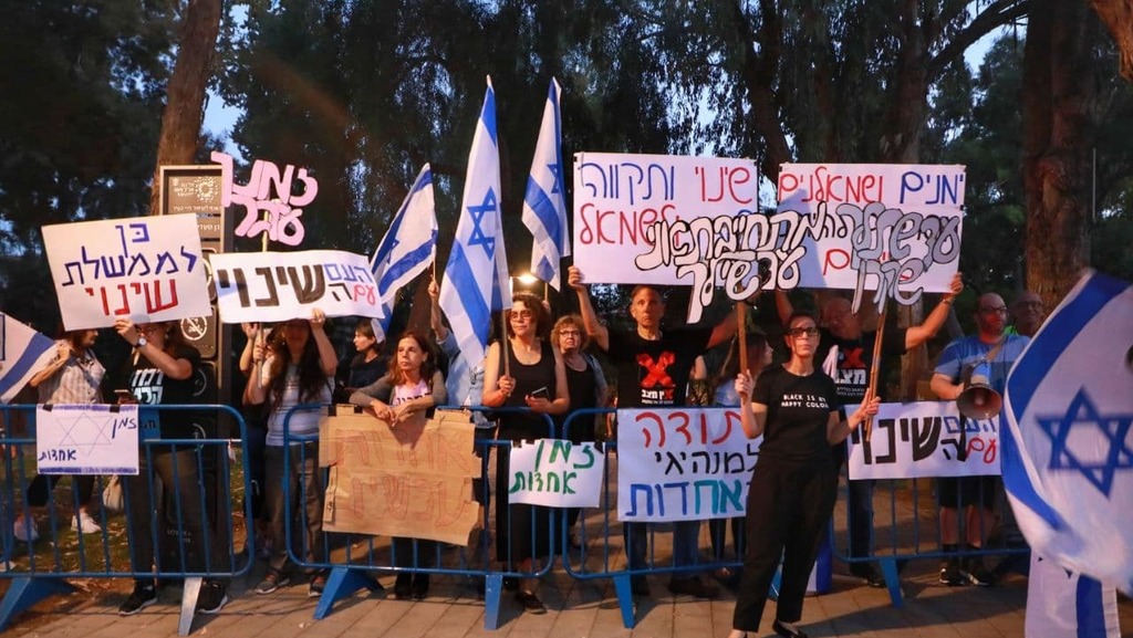הפגנה מול ביתה של איילת שקד בתל אביב