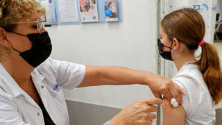 אלה, בת 14 מתל אביב מתחסנת