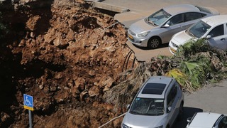 בולען נפער בחניון בבית החולים שערי צדק בירושלים