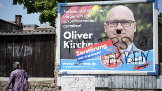 גרפיטי על שלט מועמד הימין הקיצוני אלטרנטיבה לגרמניה AfD ב בחירות מדינת המחוז סקסוניה אנהלט 